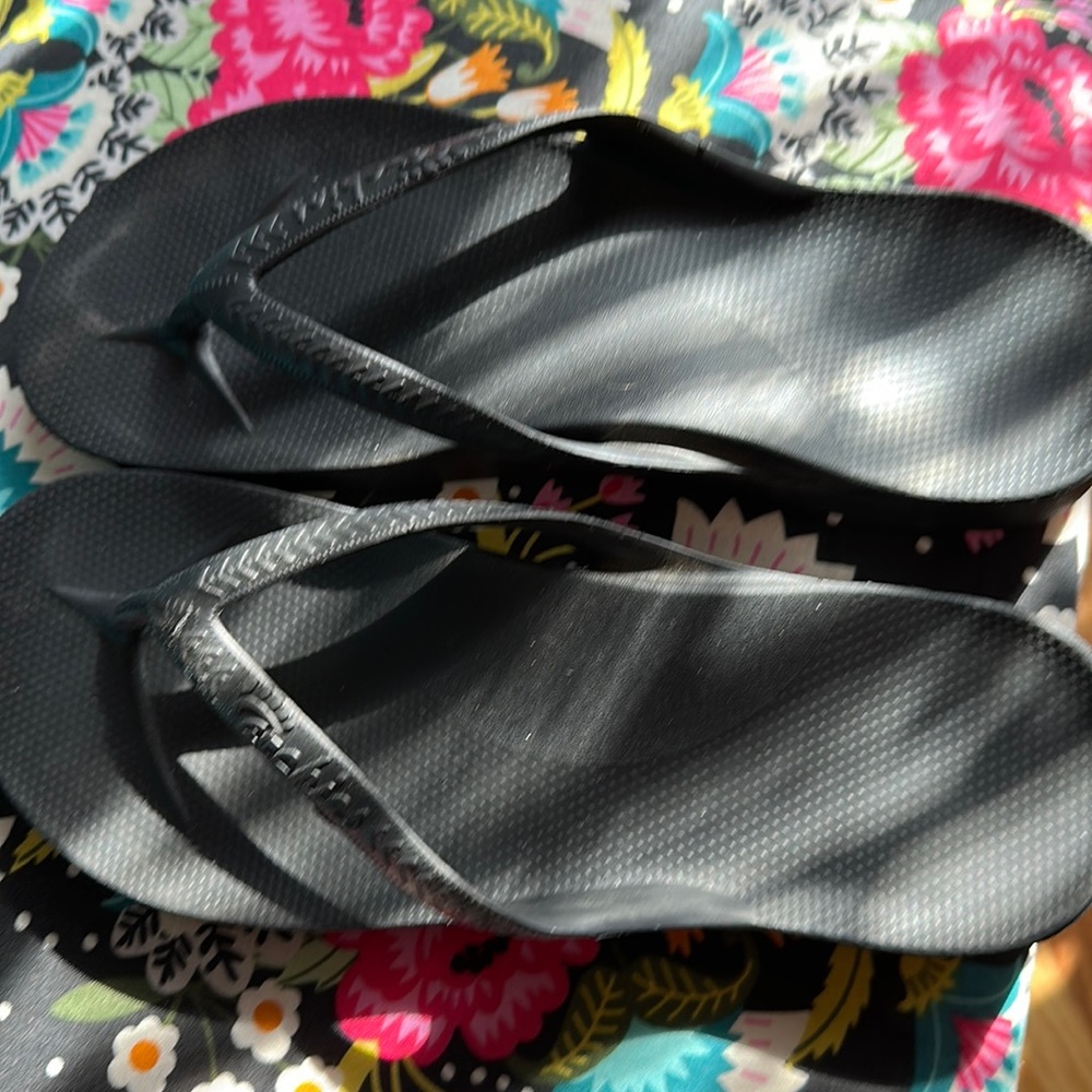 Archie’s support flip flops